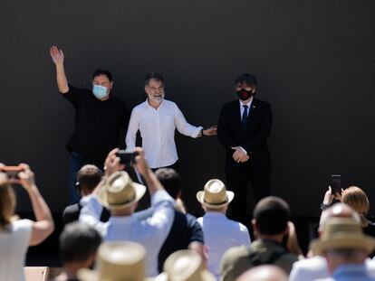 El líder de ERC, Oriol Junqueras; el presidente de Òmnium Cultural, Jordi Cuixart, y el expresidente de la Generalitat, Carles Puigdemont, en un acto en Elna, (Francia), el pasado 16 de julio