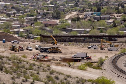 Vista de la construcción del muro fronterizo cerca de Anapra, México.