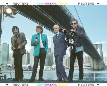 Posando para la prensa bajo el puente de Brooklyn, en New York, durante la presentaci&oacute;n de su nueva gira mundial, &#039; Bridges to Babylon&#039; en 1997