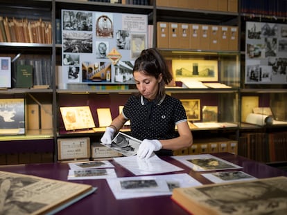 La historiadora española Almudena Rubio, una de las investigadoras del IISH, trabajando el pasado mayo en los documentos de la Guerra Civil española.