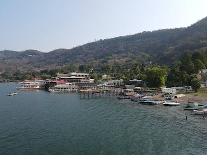 Restaurantes y casas en las orillas del Lago de Coatepeque, el 28 de abril.