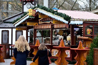 Gente paseando por el mercado navideño de Breitscheidplatz.