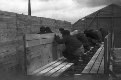 Los presos del campo de concentración de Bram (Francia) llamaban así a esta estructura de madera y cubos colocados para que hicieran sus necesidades. Un agricultor llegó a un acuerdo con el jefe del campo para llevarse los excrementos y utilizarlos como abono. Centelles tomó la imagen en 1939.