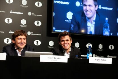 Kariakin y Carlsen durante la conferencia de prensa tras la 11&ordf; partida