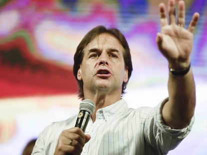 Luis Lacalle Pou habla el miércoles durante el cierre de campaña del Partido Nacional en Las Piedras, Uruguay.