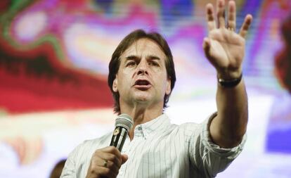 Luis Lacalle Pou habla el miércoles durante el cierre de campaña del Partido Nacional en Las Piedras, Uruguay.