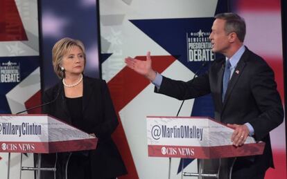 Hillary Clinton escucha a Martin O&#039;Malley.