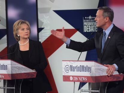 Hillary Clinton escucha a Martin O&#039;Malley.