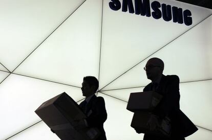 Trabajadores de Samsung en el Mobile World Congress de Barcelona.