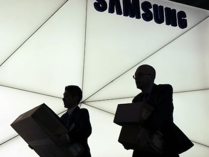 Trabajadores de Samsung en el Mobile World Congress de Barcelona.