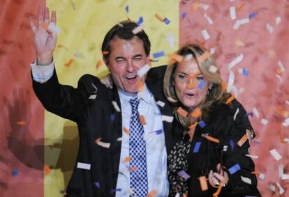 Artur Mas, junto a su mujer, celebra la victoria electoral de CiU, con 62 diputados, en las elecciones catalanas.