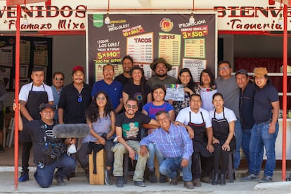 Parte del elenco y producción del largometraje "Chicharras".