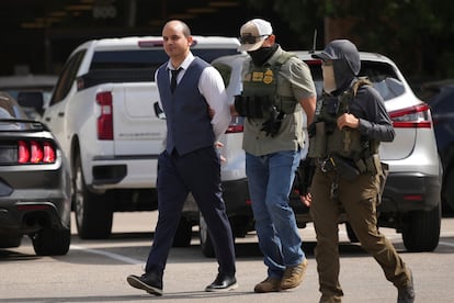 Un hombre es detenido y escoltado por agentes federales en junio de 2025.