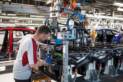 Un trabajador en la planta de Seat en Martorell.