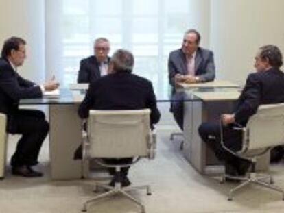 Mariano Rajoy, y la ministra de Empleo, Fátima Báñez, en la reunión con los presidentes de la CEOE, Juan Rosell, y de CEPYME, Jesús Terciado , y los secretarios generales de CCOO y UGT, Ignacio Fernández Toxo y Cándido Méndez.