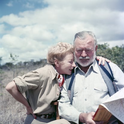 El escritor en Kenia en 1952 con su última esposa, Mary Welsh. 
