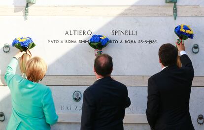 Angela Merkel, François Hollande y Matteo Renzi frente a la tumba de Altiero Spinelli, en agosto de 2016.