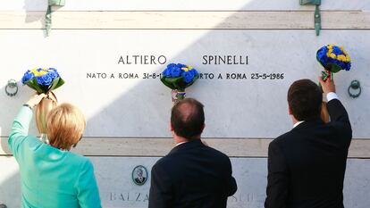 Angela Merkel, François Hollande y Matteo Renzi frente a la tumba de Altiero Spinelli, en agosto de 2016.