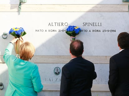 Angela Merkel, François Hollande y Matteo Renzi frente a la tumba de Altiero Spinelli, en agosto de 2016.