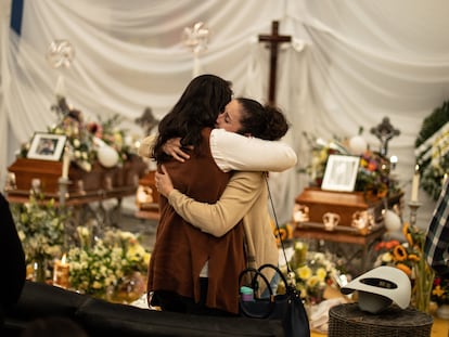 Familiares de las tres jóvenes asesinadas, se abrazan durante su funeral, en Colotlán, el 22 de enero de 2023.