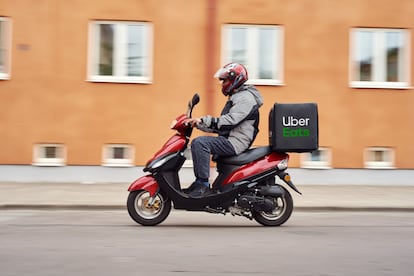 Un repartidor de Uber Eats, el servicio de reparto de comida a domicilio.