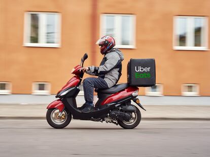 Un repartidor de Uber Eats, el servicio de reparto de comida a domicilio.