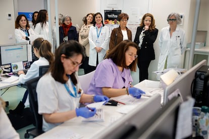 LA consejera de Sanidad, Fátima Matute, en su visita al Laboratorio de Cribado Neonatal del hospital Gregorio Marañón, en Madrid, el martes 22 de abril de 2025.