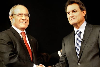 El candidato del PSE, José Montilla, y el de CiU, Artur Mas, se saludan antes del debate.