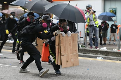 Los manifestantes se refugian en la calle durante una manifestación en el área del Almirantazgo, en Hong Kong, tras las protestas por la presencia china en la excolonia británica.