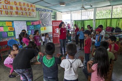 Save the Children ha instalado en Tepapayeca uno de sus 'Espacios amigables para la infancia', donde aporta ayuda psicoemocional a los niños afectados por el sismo.