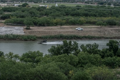 Elementos de la patrulla fronteriza, patrullan sobre  el Río Bravo a bordo de un aerobote.