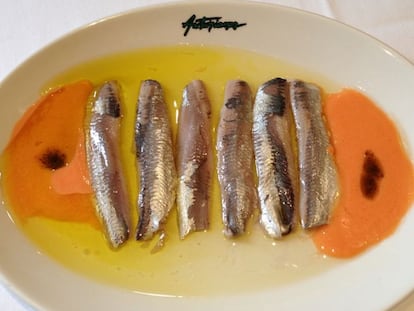 Sardinas marinadas en sidra con sopa de tomate y aceite.