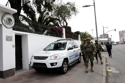 Tropas ecuatorianas arriban a la Embajada de México en Quito. 