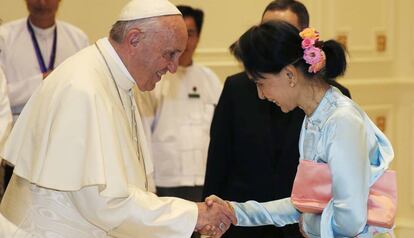 O Papa aperta a mão da líder birmanesa Aung San Suu Kyi, na terça-feira em Naypyidaw.