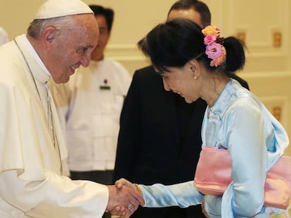 O Papa aperta a mão da líder birmanesa Aung San Suu Kyi, na terça-feira em Naypyidaw.