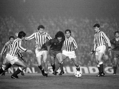 Maradona, en el centro, en su época en el Barcelona.