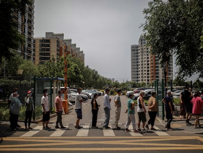 Personal sanitario hace pruebas a los residentes en Pekín, este jueves, tras el brote de coronavirus en su principal centro mayorista de alimentación. EFE/ Stringer