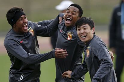 Robinho (en el centro) se divierte en un entrenamiento con sus compa&ntilde;eros del Guangzhou Paulinho y Zheng.