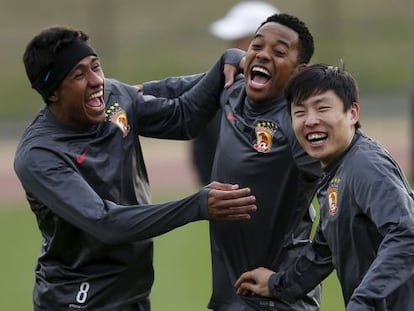 Robinho (en el centro) se divierte en un entrenamiento con sus compa&ntilde;eros del Guangzhou Paulinho y Zheng.