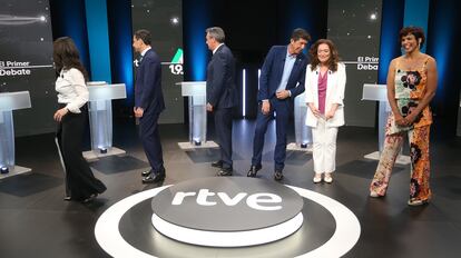 Los líderes andaluces se disponen a colocarse en sus atriles antes del primer debate electoral en RTVE, este lunes.