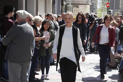 La presidenta de la Comunidad de Madrid, Cristina Cifuentes, antes de entrar en la sede del PSOE.