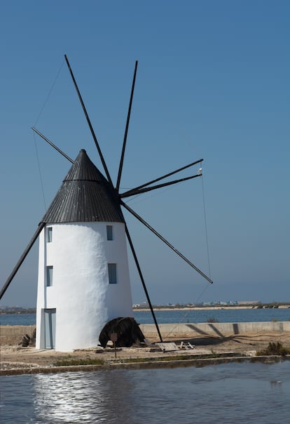 El molino de la Calcetera, en el parque regional de las Salinas y Arenales de San Pedro del Pinatar (Murcia).
