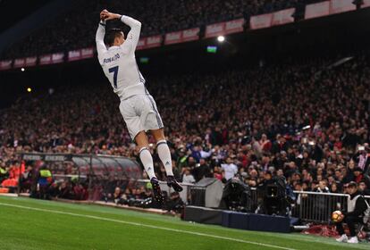 La celebración de Cristiano Ronaldo tras el primer gol de la noche. 