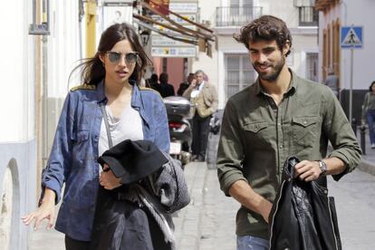 La modelo Rocio Crusset y Juan Betancourt celebrarán este año su primer San Valentín juntos. La hija de Mariló Montero y Carlos Herrera confirmaba su relación con el maniquí Cubano en octubre del año pasado a través de las redes sociales, como no podía ser de otra manera. La pareja se conoció en Barcelona en 2016 y en agosto de ese mismo año viajaron juntos a la Cuba natal de Betancourt para pasar unos días disfrutando del sol de la isla. Durante más de un año ambos jugaron al despiste, hasta que en octubre de 2017 durante un viaje de pareja a Tenerife hicieron público el amor que les une.