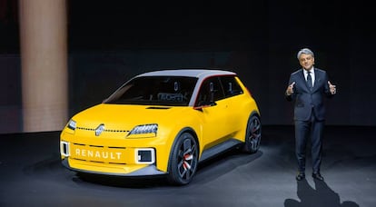 Luca de Meo, consejero delegado de Renault, junto al prototipo del nuevo Renault 5 que fabricará Ampere, en enero pasado.
