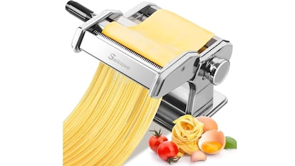 Esta máquina para hacer pasta fresca en casa permite ajustar manualmente tanto el ancho como el grosor de la pasta que se vaya a cocinar.