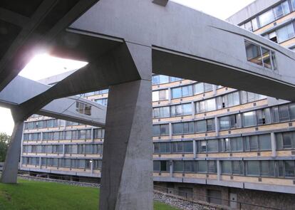 El Colston Hall, de Marcel Breuer, unido al Begrisch Hall mediante dos puentes. |