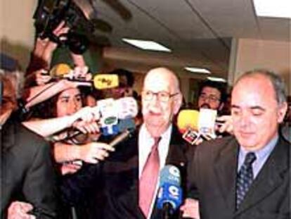 Camilo José Cela, con Carlos Revés (a la derecha), director de Planeta, ayer, en los juzgados de Barcelona.