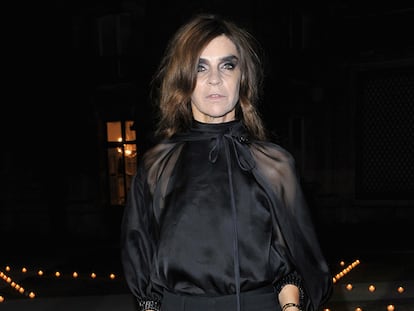 Mientras dormías: Carine Roitfeld vestía a París de negro para presentar su línea de maquillaje con MAC