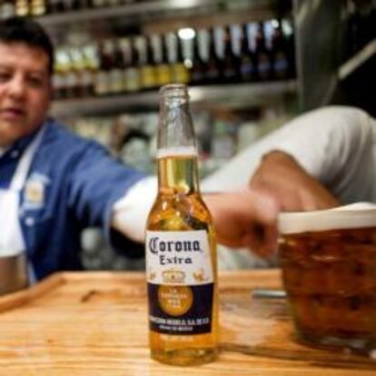 Un camarero sirve una cerveza Corona.